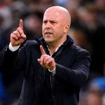 Arne Slot memberi instruksi pemain Liverpool di laga kontra Manchester City