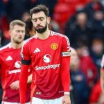 Bruno Fernandes tampak lemas usai kekalahan Manchester United dari Crystal Palace
