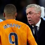 Carlo Ancelotti memberi instruksi kepada Kylian Mbappe