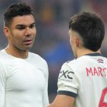 Casemiro berbicara dengan Lisandro Martinez di laga SCSB vs Manchester United