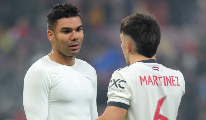 Casemiro berbicara dengan Lisandro Martinez di laga SCSB vs Manchester United