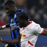 Castello Lukeba dari RB Leipzig mencoba hentikan Marcus Thuram dari Inter Milan