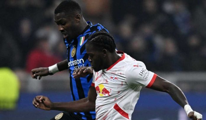 Castello Lukeba dari RB Leipzig mencoba hentikan Marcus Thuram dari Inter Milan