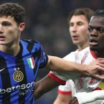 Castello Lukeba mengawal Benjamin Pavard di laga Inter Milan vs RB leipzig di Liga Champions