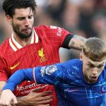 Cole Palmer dari Chelsea dikawal Dominik Szoboszlai dari Liverpool