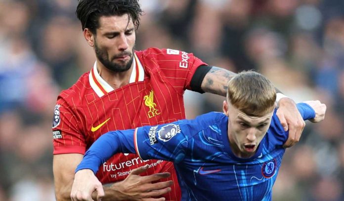 Cole Palmer dari Chelsea dikawal Dominik Szoboszlai dari Liverpool