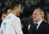 Cristiano Ronaldo berjabat tangan dengan Florentino Perez usai pertandingan Real Madrid