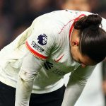 Darwin Nunez tertunduk usai melewatkan peluang di laga Aston Villa vs Liverpool
