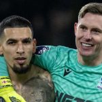 Dean Henderson merangkul Daniel Munoz usai laga Crystal Palace vs Southampton
