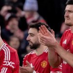 Diogo Dalot, Bruno Fernandes, dan Harry Maguire usai laga Manchester United vs Leicester City