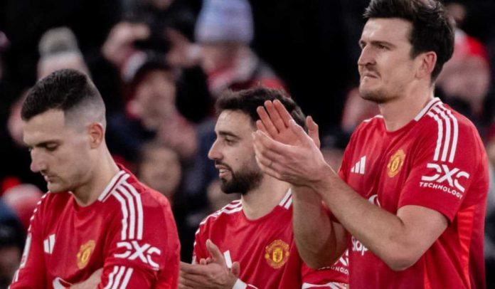 Diogo Dalot, Bruno Fernandes, dan Harry Maguire usai laga Manchester United vs Leicester City