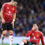 Diogo Dalot berbicara dengan Mason Mount