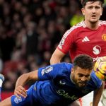 Dominic Calver-Lewin menyundul bola dalam laga Everton vs Manchester United