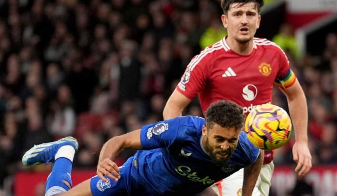 Dominic Calver-Lewin menyundul bola dalam laga Everton vs Manchester United