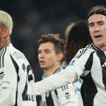 Douglas Luiz dan Dusan Vlahovic di laga Napoli vs Juventus