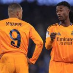 Eduardo Camavinga berbicara dengan Kylian Mbappe di tengah laga