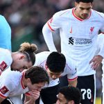 Federico Chiesa (dua dari kiri) berbicara dengan Joe Gomez yang cedera