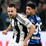 Federico Gatti berduel dengan Mehdi Taremi di laga Juventus vs Inter Milan