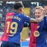 Frenkie de Jong merayakan gol Lamine Yamal di laga FC Barcelona v Deportivo Alaves