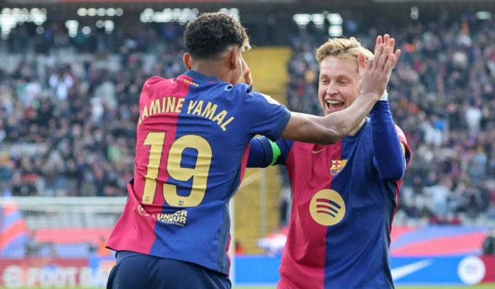 Frenkie de Jong merayakan gol Lamine Yamal di laga FC Barcelona v Deportivo Alaves