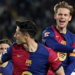 Frenkie de Jong merayakan gol Robert Lewandowski