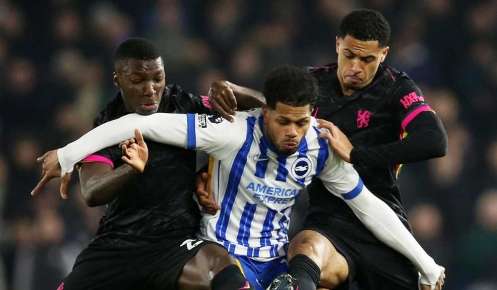 Georginio Rutter dari Brighton berduel dengan Moises Caicedo dan Levi Colwill dari Chelsea