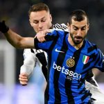 Henrikh Mkhitaryan berebut bola dengan Teun Koopmeiners di laga Juventus vs Inter Milan