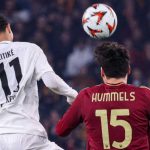 Hugo Ekitike berduel udara dengan Mats Hummels