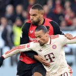 Jonathan Tah mengawal Leroy Sane di laga Bayer Leverkusen vs Bayern Munchen