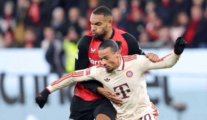 Jonathan Tah mengawal Leroy Sane di laga Bayer Leverkusen vs Bayern Munchen