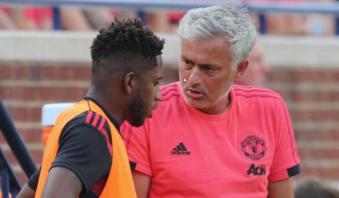 Jose Mourinho berbicara dengan Fred saat masih di Manchester United