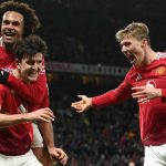 Joshua Zirkzee dan Rasmus Hojlund ikut merayakan gol Harry Maguire