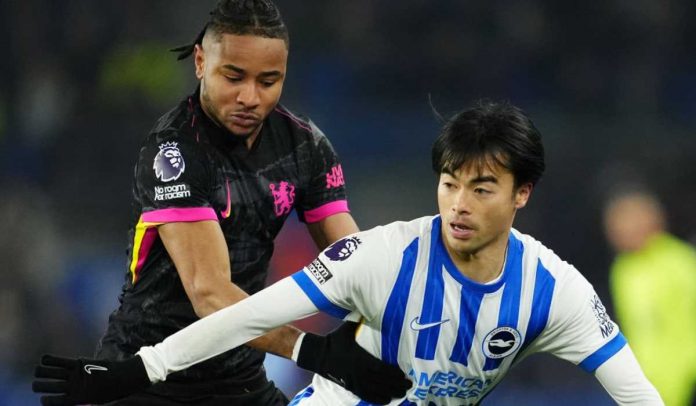 Kaoru Mitoma dikawal Christopher Nkunku dalam duel Brighton vs Chelsea