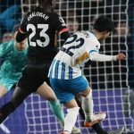 Kaoru Mitoma melepas tembakan ke pojok bawah gawang Chelsea