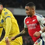Lacroix dari Crystal Palace mengawal Gabriel Jesus dari Arsenal