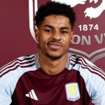 Marcus Rashford menandatangani kontrak di Aston Villa