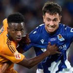 Martin Zubimendi berduel dengan Vinicius Junior