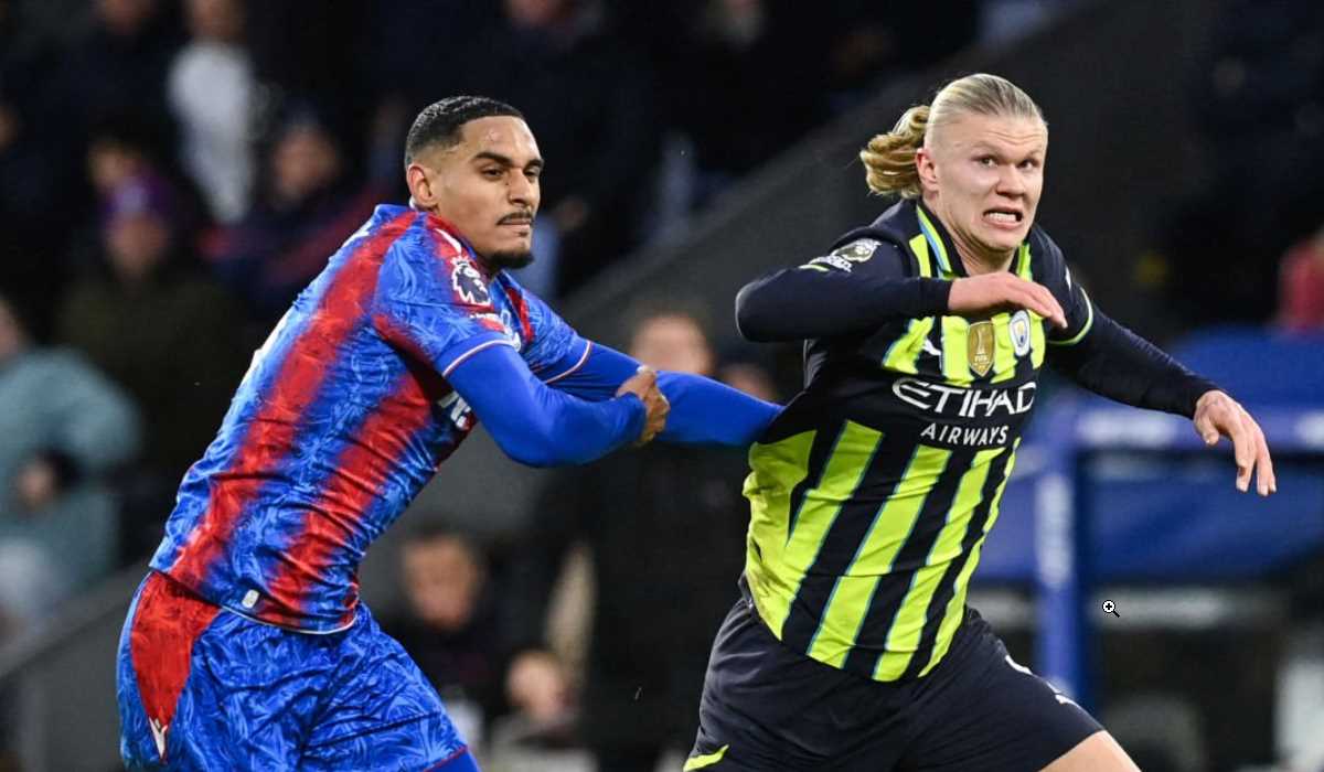 Maxence Lacroix dari Crystal Palace mengejar Erling Haaland dari Manchester City