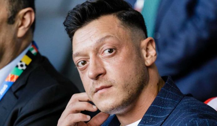 Mesut Ozil saat menyaksikan laga Euro 2024 antara Belanda vs Turki