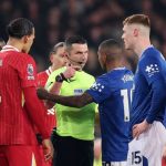 Michael Oliver berdebat dengan pemain Liverpool dan Everton