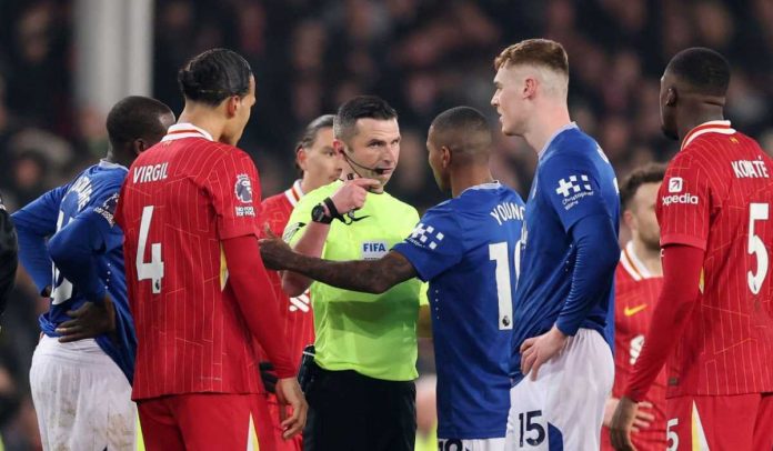 Michael Oliver berdebat dengan pemain Liverpool dan Everton