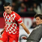 Miguel Gutierrez dari Girona berebut bola dengan Arda Guler dari Real Madrid