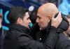 Mikel Arteta berbicara dengan Pep Guardiola di laga Manchester City vs Arsenal