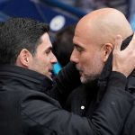 Mikel Arteta berbicara dengan Pep Guardiola di laga Manchester City vs Arsenal