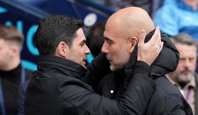 Mikel Arteta berbicara dengan Pep Guardiola di laga Manchester City vs Arsenal