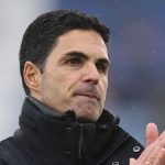 Mikel Arteta bertepuk tangan kepada fans usai pertandingan Arsenal