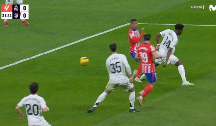 Momen pelanggaran Aurelien Tchouameni yang membuat Real Madrid dihukum penalti