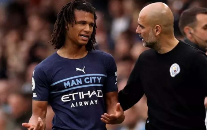 Nathan Ake dan Guardiola dalam sebuah laga Manchester City