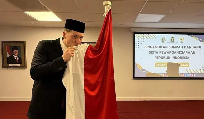 Ole Romeny mencium bendera Indonesia dalam sumpah setia WNI