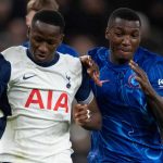 Pape Matar Sarr dari Tottenham berebut bola dengan Moises Caicedo dari Chelsea